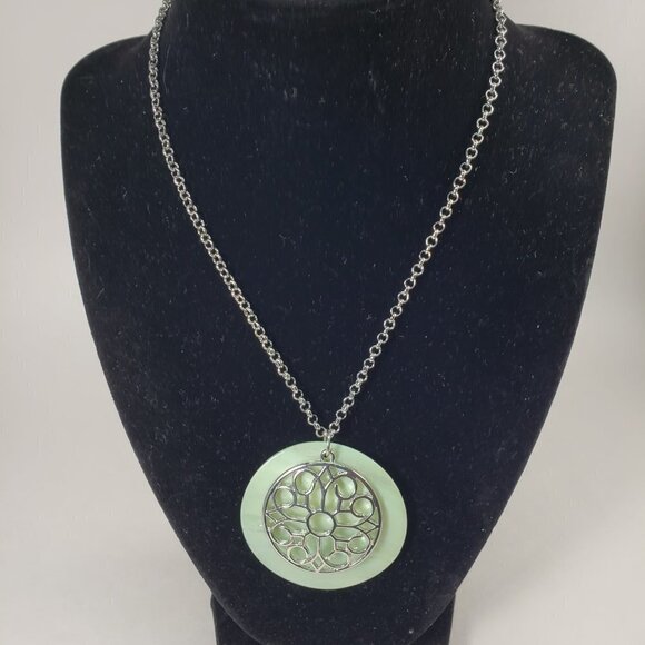 Silver-tone Filigree Seashell Circle Design Pendant Necklace  - Women jewelry - Picture 5 of 11